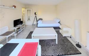 Camera piccola con letto e TV di Lovely Apartment In Les Pavillons-sous-boi With Wifi a Les Pavillons-sous-Bois