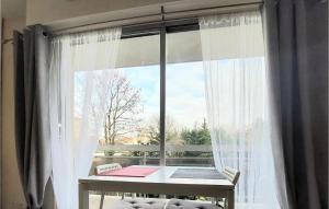 una finestra con un tavolo di fronte a una finestra di Lovely Apartment In Les Pavillons-sous-boi With Wifi a Les Pavillons-sous-Bois