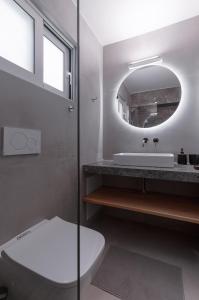 Athens-Riviera luxury apartment sea view Voula tesisinde bir banyo