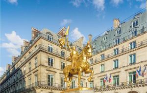 una statua di un cavallo dorato di fronte a un edificio di Lovely Apartment In Les Pavillons-sous-boi With Wifi a Les Pavillons-sous-Bois