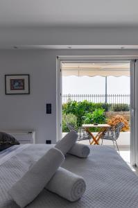Athens-Riviera luxury apartment sea view Voula في أثينا: غرفة نوم عليها سرير وفوط
