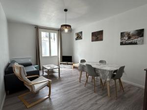 a living room with a dining room table and chairs at Le Parmentier - 1 place de parking privative in Saint-Aignan