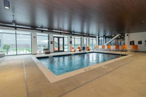 聖路易斯的住宿－Aloft St. Louis Cortex，大楼内的大型室内游泳池