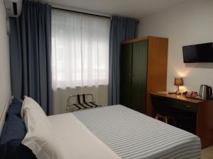 A bed or beds in a room at Hotel Cormorano