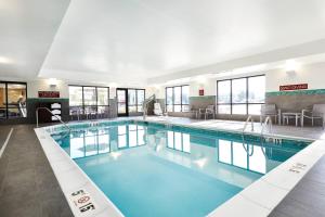 uma grande piscina com água azul num quarto de hotel em TownePlace Suites by Marriott St. Louis O'Fallon em O'Fallon