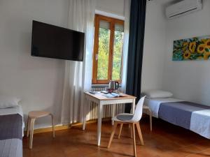 A television and/or entertainment centre at Hotel Cormorano