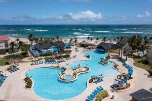 una vista aérea de un complejo con piscina en Marriott St. Kitts Beach Club en Frigate Bay