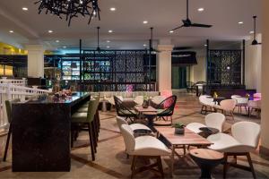 um restaurante com mesas e cadeiras e um bar em Marriott St. Kitts Beach Club em Frigate Bay