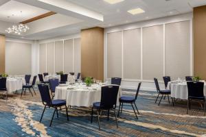 une salle de conférence avec des tables, des chaises et des variantes dans l'établissement Delta Hotels by Marriott Bristol, à Bristol