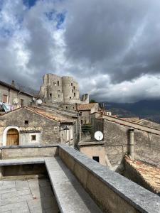 vista su un castello dai tetti degli edifici di Camera con vista a Morano Calabro