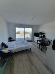 Posteľ alebo postele v izbe v ubytovaní appartement remblai saint hilaire de riez