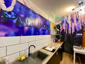 una cocina con fregadero y una pared con cuentas en Le monde D avatar avec Balneo et table de massage, en L'Arbresle