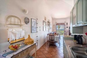 eine Küche mit einer Theke mit einer Obstschale darauf in der Unterkunft Maiorca Sea-view Apartment in Budoni