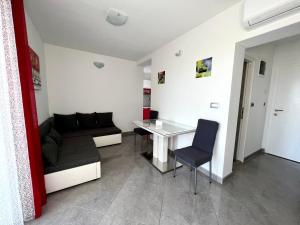 A seating area at Apartman Solin 1, parking