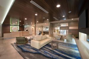 Fairfield Inn & Suites by Marriott Tyler South في تايلر: غرفة معيشة مع أريكة وطاولة