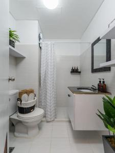Ένα μπάνιο στο Celestia by J&J Homes At Mivesa Garden Residences Near ITPark