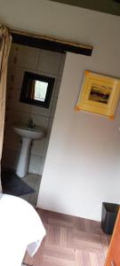 Un baño con lavabo, inodoro y ventana. en ThakhuBrunfelsia, en Secunda