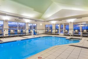 una gran piscina con sillas y mesas en Fairfield Inn and Suites by Marriott Madison East, en Madison