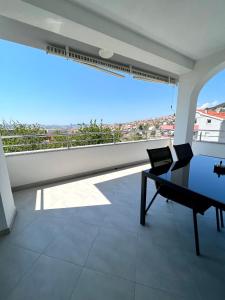 A balcony or terrace at Apartman Solin 1, parking