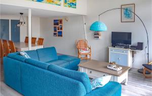 ベルゲン・アーン・ゼーにあるElfrankのリビングルーム(青いソファ、テーブル付)