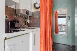 Кухня или мини-кухня в Cap d'Agde Studio - Village naturiste
