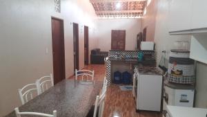 a kitchen with a stove and a counter top at Sua Casa em Flecheiras in Flecheiras