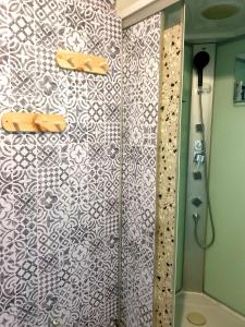 a bathroom with a shower with a white and black pattern at Wohnung in der nähe Wiener Stadthalle und Zentrum in Vienna