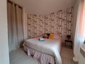 a small bedroom with a bed with white sheets at L'Auberge in Saint-Martin-dʼArmagnac
