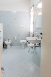 ein Badezimmer mit einem Waschbecken, einem WC und einem Waschbecken in der Unterkunft N164 - Numana, bilocale con meravigliosa vista mare in Numana