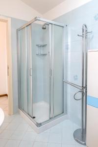 eine Dusche mit Glastür im Bad in der Unterkunft N164 - Numana, bilocale con meravigliosa vista mare in Numana