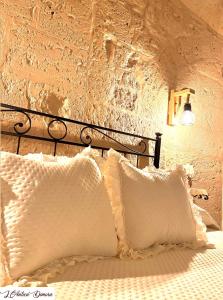 ein Bett mit einem schwarzen Kopfteil und zwei weißen Kissen in der Unterkunft L’Antica Dimora in Bari