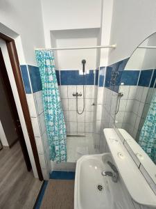 uma casa de banho com um chuveiro e um lavatório. em Hotel Continental em Iaşi