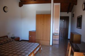 um quarto com uma cama e uma porta de madeira em B&B Il Gufetto em Viverone