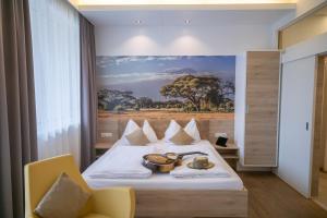 um quarto de hotel com uma cama com dois pratos em PM-PremiumAPART Strassgang em Graz