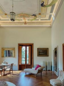 uma sala de estar com um sofá e uma mesa em Villa Biancardi - Un posto un Sogno em Codogno