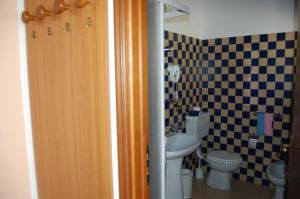 uma casa de banho com um WC e um lavatório em B&B Il Gufetto em Viverone