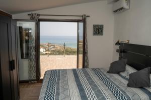 um quarto com uma cama e vista para o oceano em LALA SALAMA em San Leone