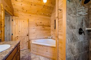 ein luxuriöses Badezimmer mit Badewanne und Dusche in der Unterkunft Blue Ridge Bear Bungalow in Blue Ridge + 70 Fotos