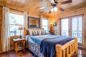 ein Schlafzimmer mit einem Bett und einem Deckenventilator in der Unterkunft Blue Ridge Bear Bungalow in Blue Ridge
