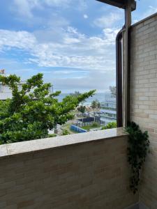 balcón con vistas al océano en Local 401 Apartment, en Río de Janeiro