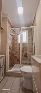 セビリアにあるAcogedor Apartamento en Triana Sevillaのバスルーム(シャワー、トイレ付)、窓が備わります。