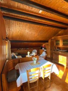 una sala da pranzo con tavolo e 2 sedie di Appartement chalets T2 50m2 a Publier