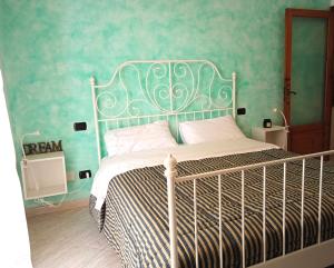 una camera con un letto con una parete blu di La Casa di Ele, parcheggio privato gratuito a La Spezia