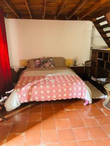 sypialnia z łóżkiem z różową narzutą w obiekcie Mãe Home Carril w mieście Caldas da Rainha