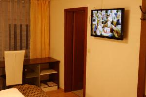 a room with a television hanging on the wall at Gasthaus Zur Stadt Triberg in Schonach