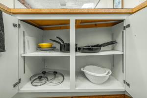 セブリングにあるCircle Overlook-Downtown Apartment Stayの食器・調理器具が入ったキッチンキャビネット +26枚の写真