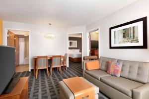 sala de estar con sofá y mesa en TownePlace Suites Gaithersburg, en Gaithersburg