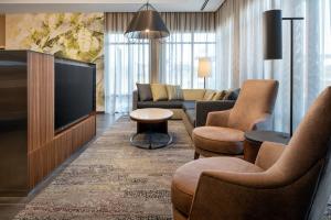 The lounge or bar area at Courtyard by Marriott Petaluma Sonoma County