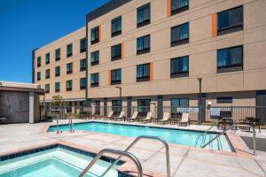 a swimming pool in front of a building at Courtyard by Marriott Petaluma Sonoma County in Petaluma