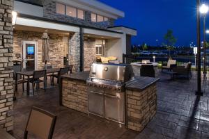 una cocina al aire libre con parrilla en una casa en Residence Inn by Marriott St Louis Chesterfield en Chesterfield